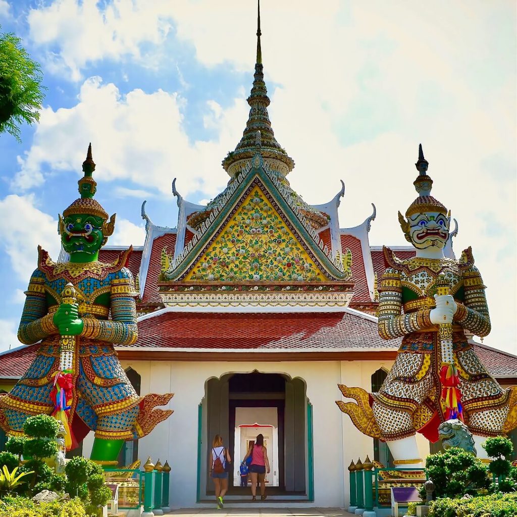Guardian giant statues at Wat Arun Temple in Bangkok