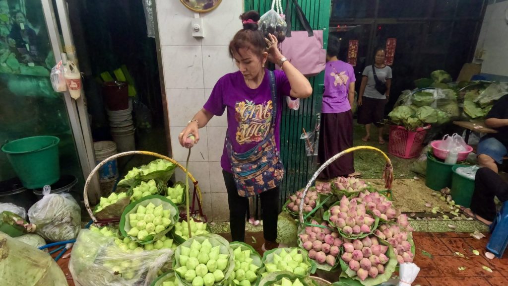 Street vendor selling Lotus at Pak Khlong Talat