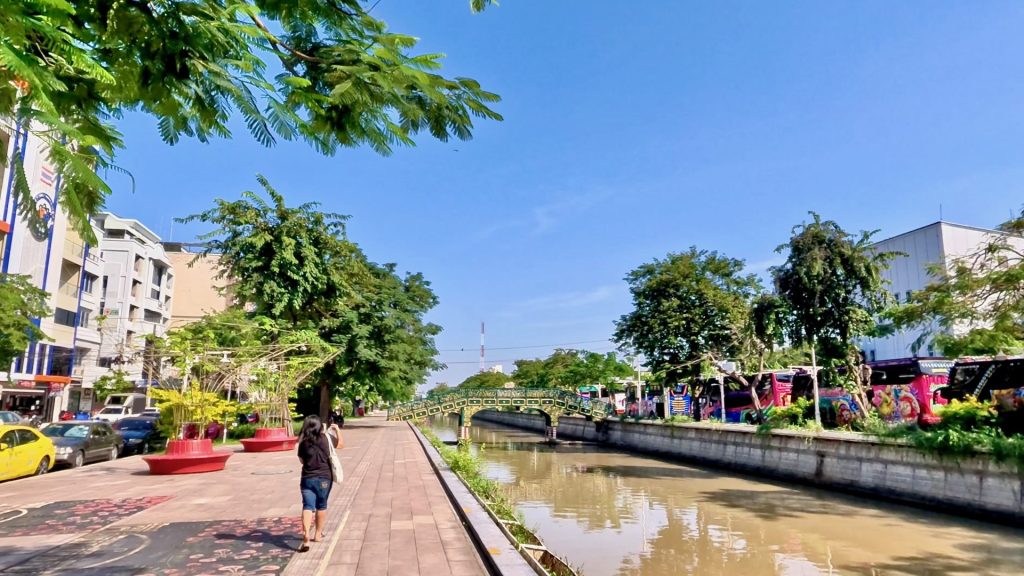 Bangkok canal cycle path along Krung Kasem.