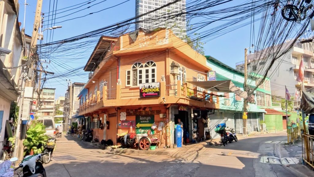 Bangkok backstreet alley along a cycling route near Rama IV Road