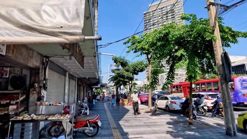Rama IV Road in Bangkok on an early Saturday morning