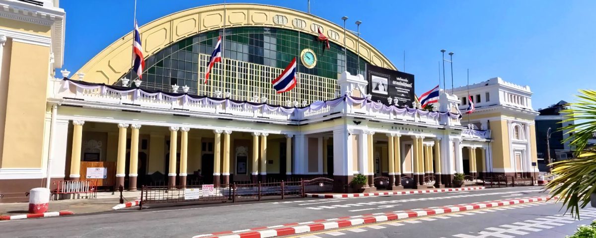 Hua Lamphong Railway Station exterior in Bangkok with quiet street and no traffic
