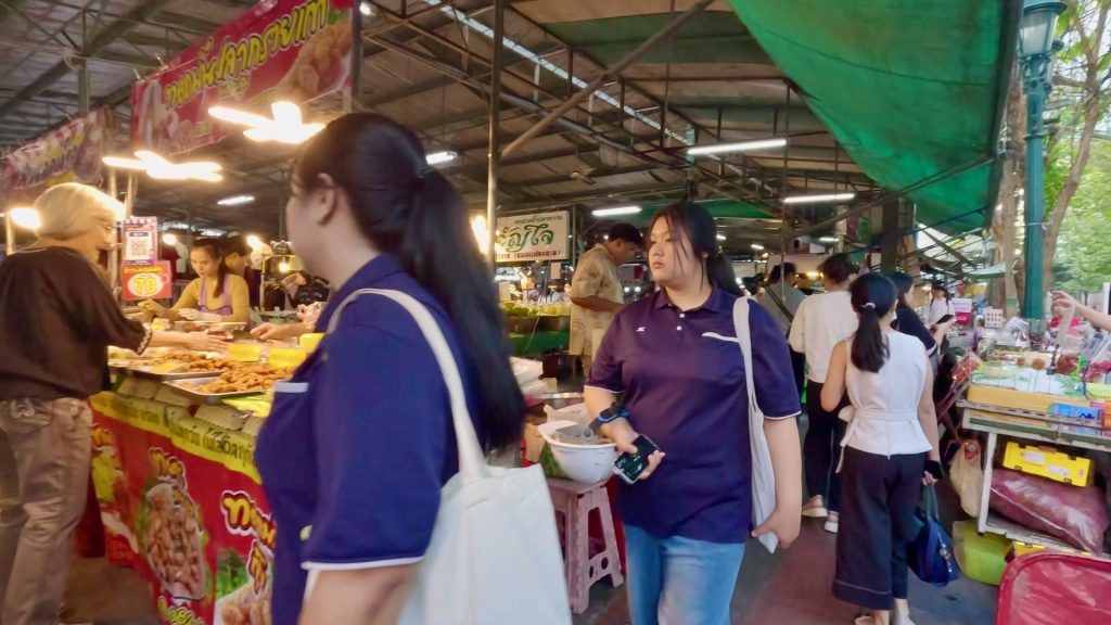 Busy market on Sala Daeng Road, Bangkok