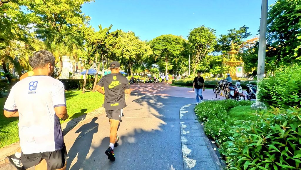 Walking paths inside Saranrom Park
