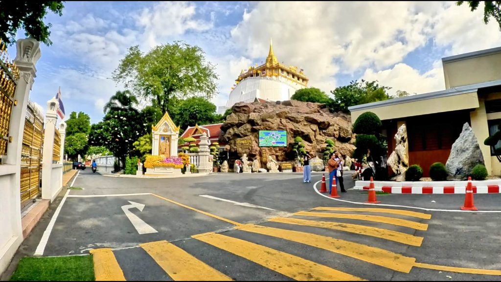 View of the Golden Mount from the end of the cycling route in Bangkok.